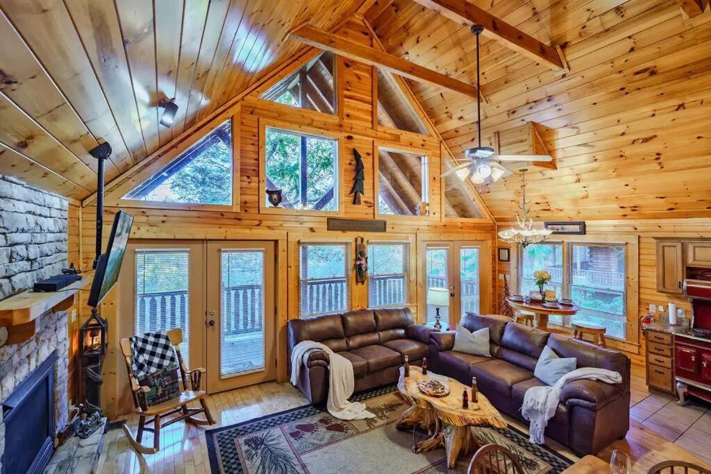 Stunning Mountain Cabin W Hot Tub Gatlinburg Exterior photo