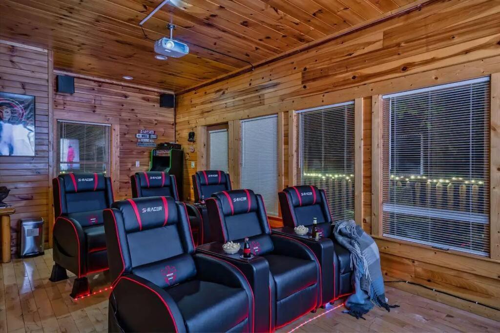 Stunning Mountain Cabin W Hot Tub Gatlinburg Exterior photo