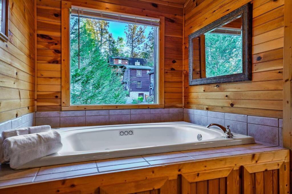 Stunning Mountain Cabin W Hot Tub Gatlinburg Exterior photo