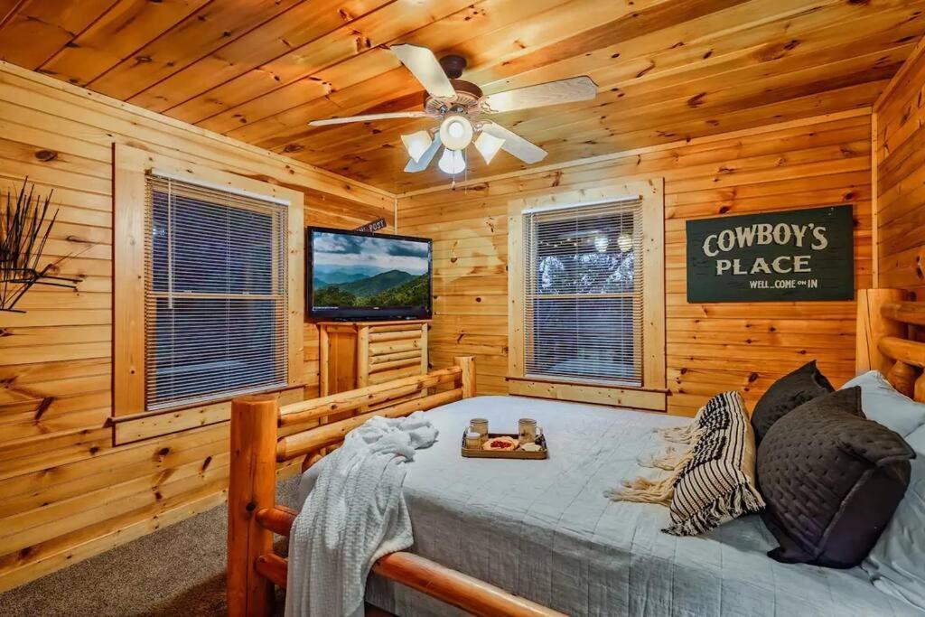 Stunning Mountain Cabin W Hot Tub Gatlinburg Exterior photo