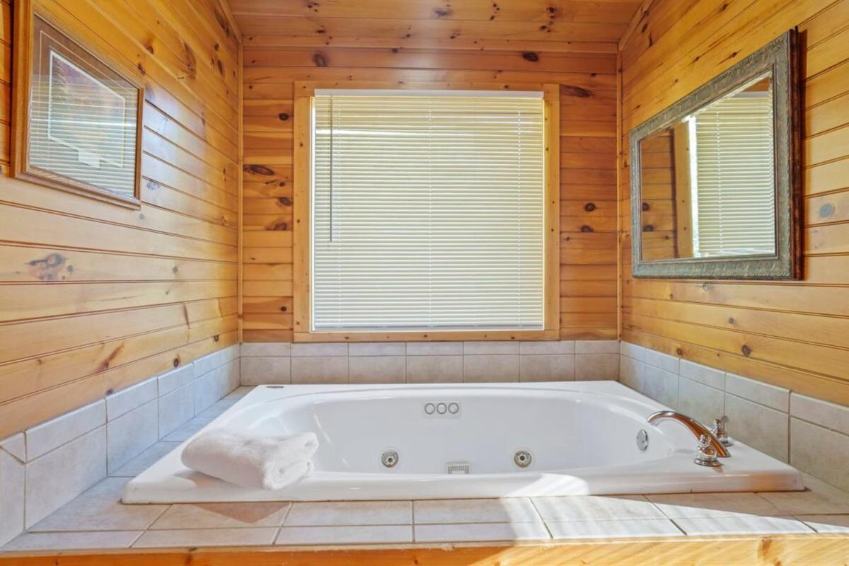 Stunning Mountain Cabin W Hot Tub Gatlinburg Exterior photo