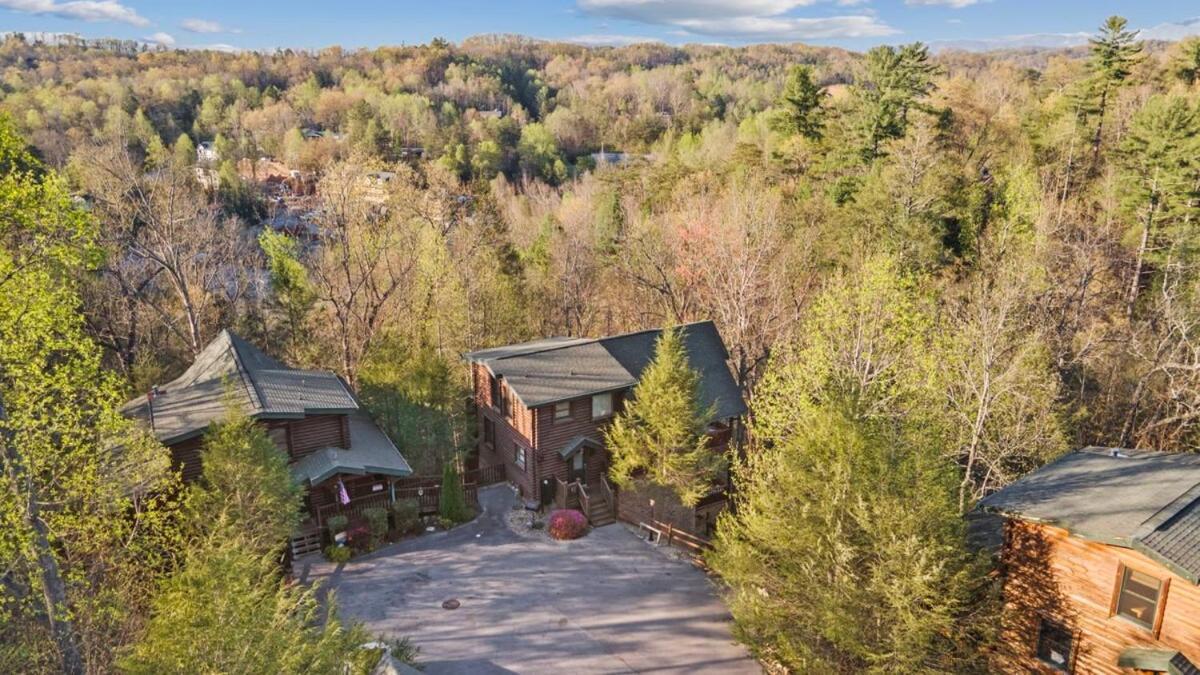 Stunning Mountain Cabin W Hot Tub Gatlinburg Exterior photo
