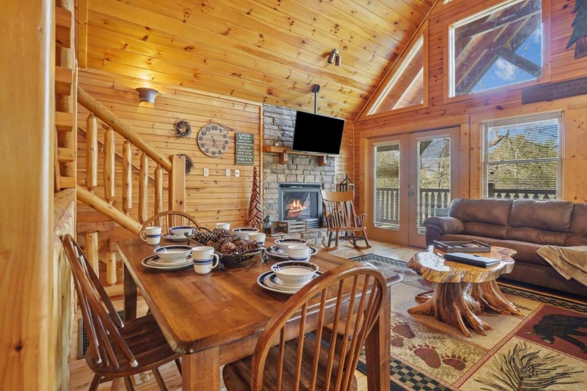 Stunning Mountain Cabin W Hot Tub Gatlinburg Exterior photo